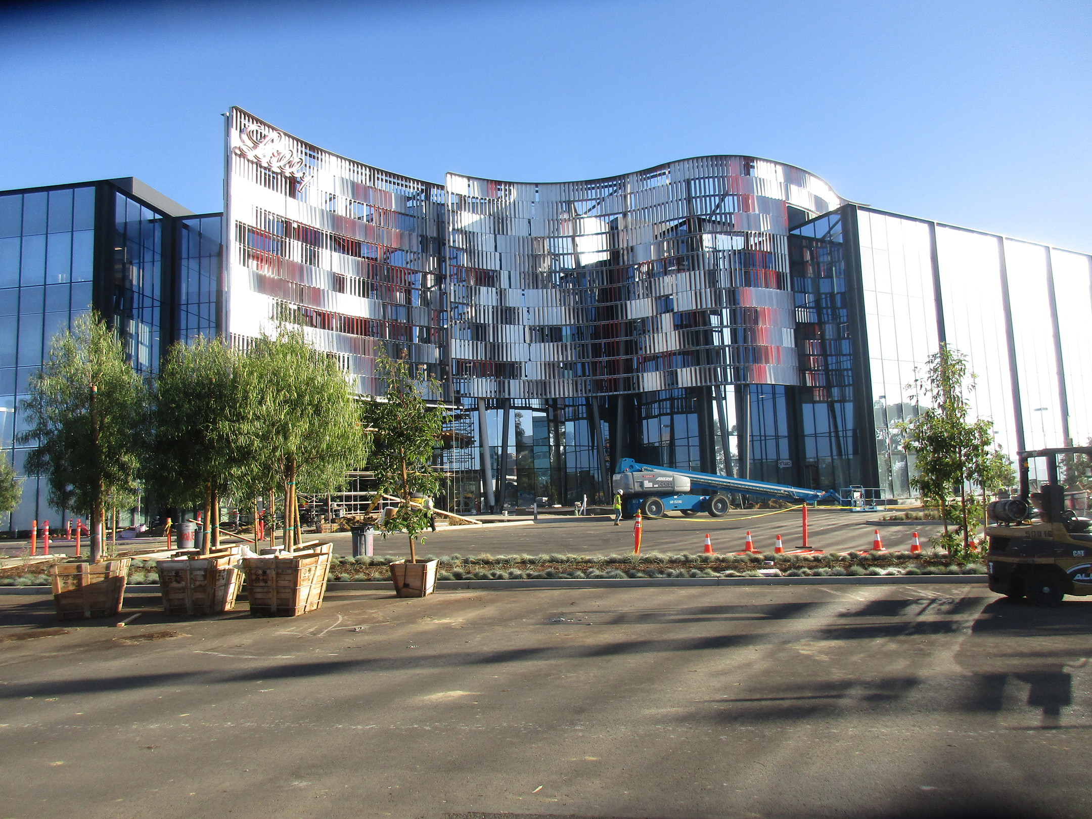 Curved Steel Entry Facade for the Eli Lilly San Diego Biotech Center